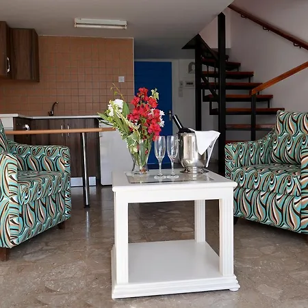 Club Lapethos Bungalow كيرينيا