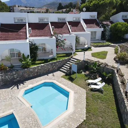 Club Lapethos Bungalow فندق كيرينيا