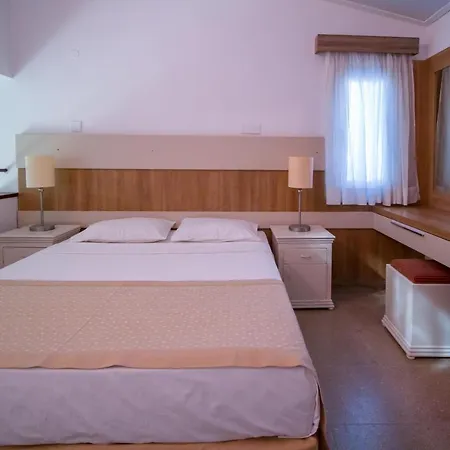 Club Lapethos Bungalow Кирения