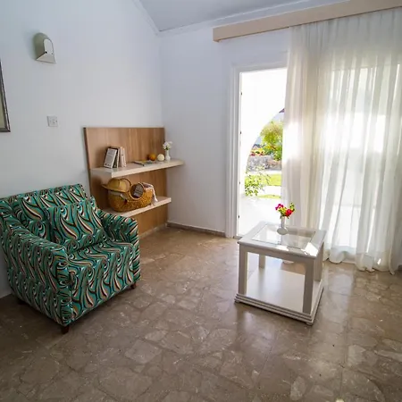 Club Lapethos Bungalow Отель Кирения